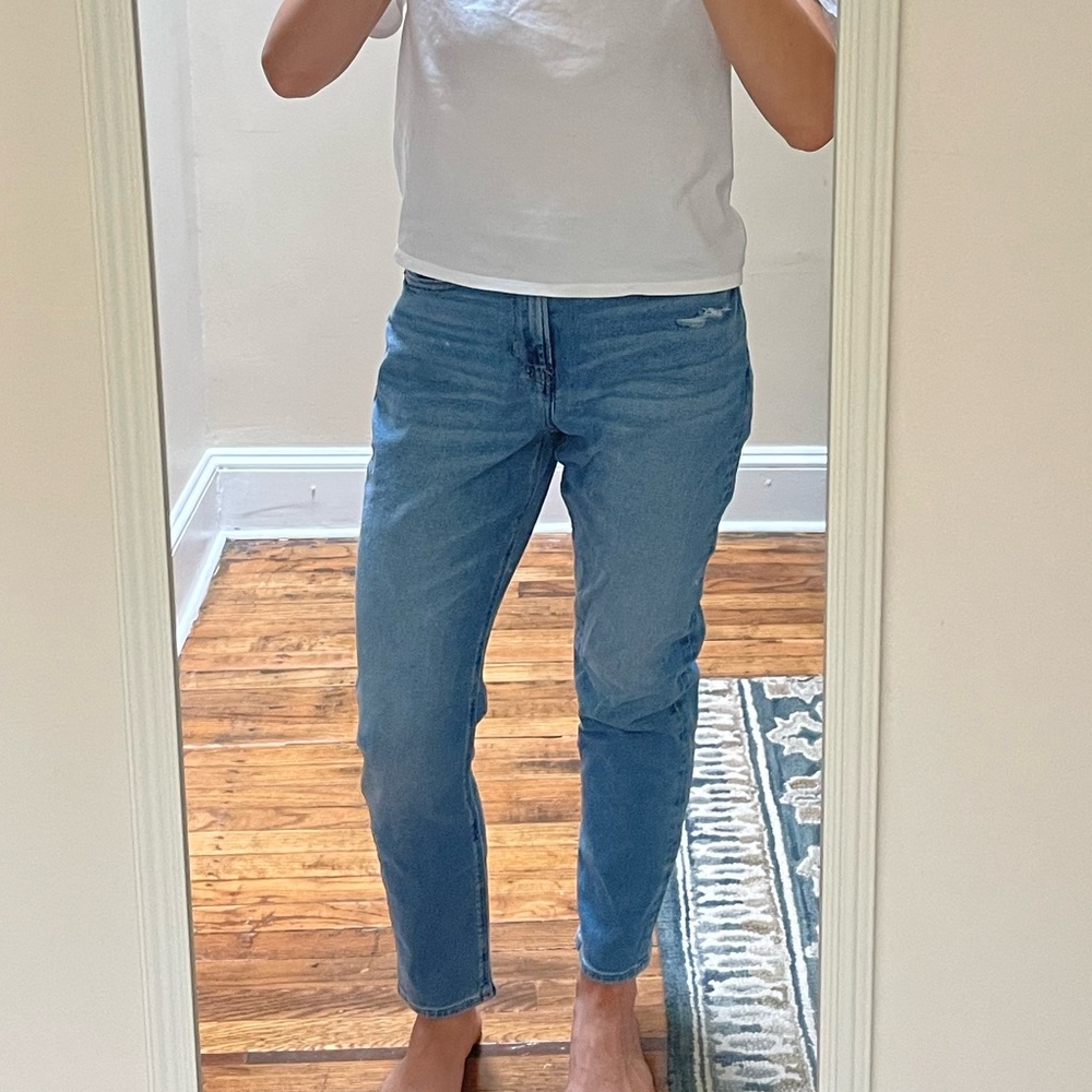 American Eagle NWT Mom Jean Size 2
